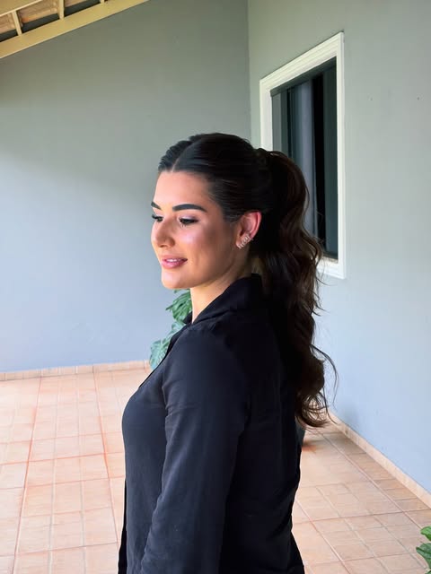 Penteado rabo de cavalo para evento profissional em Pará de Minas