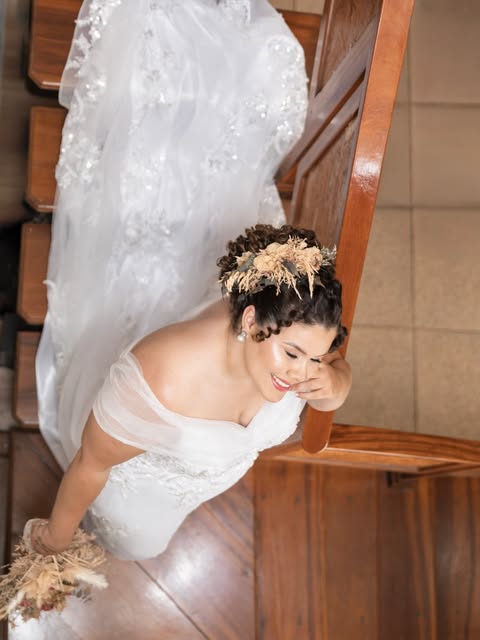 Noiva produzida pela RC Beauty Studio em Pará de Minas com véu e penteado