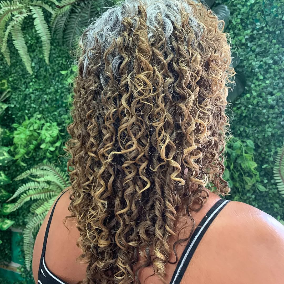 Mechas em cabelo cacheado Pará de Minas — antes e depois RC Beauty Studio